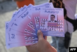 Los volantes con la ficha de Maduro, en Agua de Maíz, Caracas el 11 de julio de 2024.