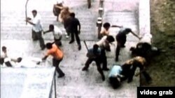 Presos políticos y familiares son golpeados por porristas del Gobierno en mayo de 1980 frente a la Sección de Intereses de EEUU.