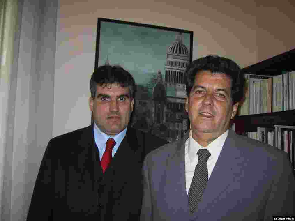 Los hermanos Carlos (izq.) y Oswaldo Payá se retratan por última vez en enero de 2003.
