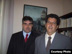 Los hermanos Carlos y Oswaldo Payá (i-d) se retratan por última vez en enero de 2003.