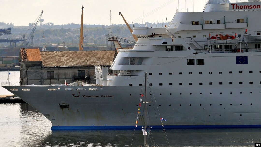 Un velero cubano navega cerca del crucero inglés Thomson Dream, en La Habana. EFE