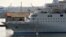 Un velero cubano navega cerca del crucero inglés Thomson Dream, en La Habana. EFE