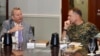 El jefe de la misión diplomática de EEUU en Cuba, Mike Hammer, se reúne con el jefe del Comando Sur, General Frank Donovan.