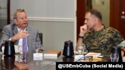 El jefe de la misión diplomática de EEUU en Cuba, Mike Hammer, se reúne con el jefe del Comando Sur, General Frank Donovan.