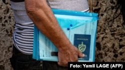 Cubano acude a una cita de solicitud de visa en La Habana
