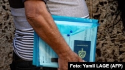 Cubano acude a su cita en la embajada de EEUU en La Habana