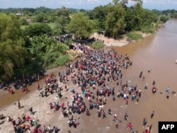 Vista aérea de la carava de migrantes cruzando el río Suchiate, en Guatemala, hacia Ciudad Hidalgo, en México.