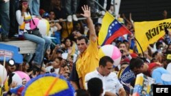 El excandidato de la oposicion, Henrique Capriles, saluda a seguidores durante un acto de campaña electoral. 