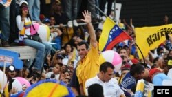 Henrique Capriles Radonsky saluda a seguidores durante un acto de campaña en la ciudad de Barcelona (Venezuela). 