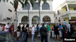 Una fila frente a una de las oficinas donde entregan pasaportes en La Habana, Cuba 