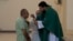 George Payano, fraile de los Carmelitas Descalzos, administra la comunión en convento de Santa Teresa y San José en La Habana. Foto: PABLO PORCIUNCULA / AFP