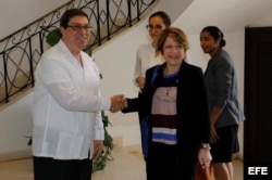 La relatora especial de la ONU sobre la Trata de Personas, Maria Grazia Giammarinaro (d), saluda al canciller cubano Bruno Rodríguez (i) este viernes, 14 de abril de 2017, en La Habana (Cuba).