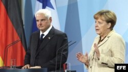 La canciller alemana, Angela Merkel (d), responde a una pregunta durante la rueda de prensa que celebró junto al presidente panameño, Ricardo Martinelli.