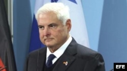 La canciller alemana, Angela Merkel (d), responde a una pregunta durante la rueda de prensa que celebró junto al presidente panameño, Ricardo Martinelli.