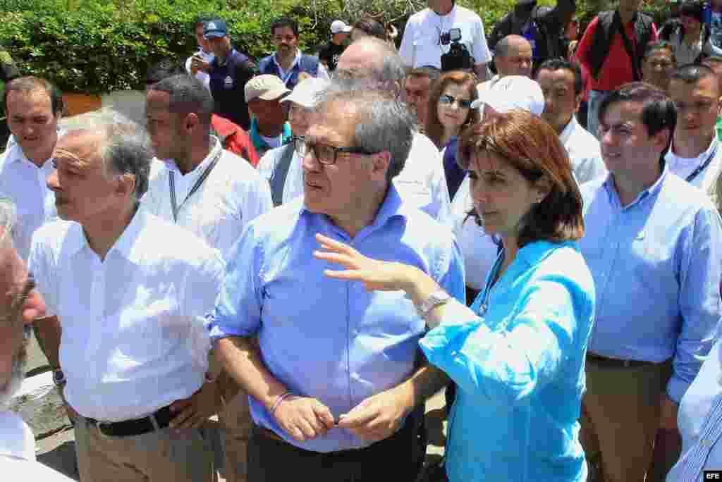  El secretario general de la Organización de Estados Americanos (OEA), Luis Almagro (2i), escucha a la canciller de Colombia, María Ángela Holguín (2d), junto al ministro del Interior de Colombia, Juan Fernando Cristo (d), y el embajador del país en la OE