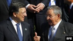Raúl Castro habla con el presidente de la Comisión Europea, José Manuel Durão Barroso el 26 de enero de 2013, durante la foto oficial de la primera Cumbre de la Comunidad de Estados Latinoamericanos y Caribeños (Celac) y la Unión Europea (UE), en Santiago
