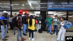 Los migrantes recibidos por miembros del Departamento de Prosperidad Social a su llegada al Aeropuerto Internacional José María Córdova en Rionegro