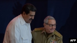 Nicolás Maduro y Raúl Castro durante una cumbre del ALBA en La Habana, en diciembre de 2028. (Yamil LAGE/AFP)