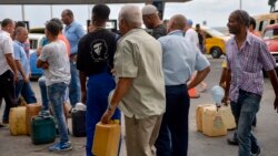 Cubanos hacen fila con sus bidones para comprar gasolina en La Habana tras el anuncio de la crisis de combustible. AFP