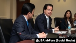 El embajador de EEUU en Lima, Bernie Navarro, junto al canciller peruano Carlos Espá, en conferencia de prensa.