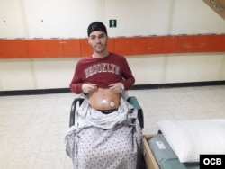 Erick Reyes "Cuco" tras ser operado en el Comfort de una hernia hernia umbilical.