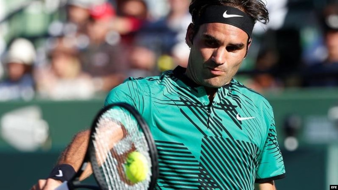 El suizo Roger Federer ante el español Roberto Bautista.