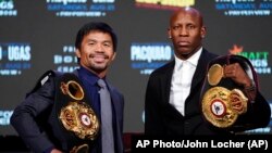 Manny Pacquiao, izquierda, de Filipinas, y Yordenis Ugas, de Cuba, posan para los fotógrafos durante una conferencia de prensa el miércoles 18 de agosto de 2021 en Las Vegas. (Foto AP / John Locher)