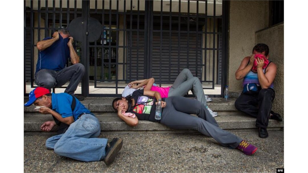 Gases lacrimógenos y francotiradores aplastan reclamo opositor en Venezuela