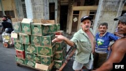 Recolectores de materia prima esperan su turno para vender su mercancía en La Habana (Cuba). 
