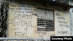 FOTOGALERIA. Los carteles que en Cuba te llevan a la cárcel