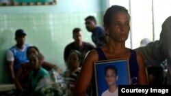 Maidi Charchabal sostiene la foto de su hijo Daniel Terrero, de 22 años, uno de los fallecidos en el accidente de avión ocurrido en La Habana, a la espera de la identificacion de los restos en medicina legal. (Foto: Enrique de la Osa)