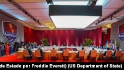 El secretario Marco Rubio y la enviada especial Kristi Noem pronuncian un discurso en un almuerzo de trabajo en la Cumbre del Escudo de las Américas en Doral, Florida, el 7 de marzo de 2026.