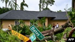 Daños en Fort Myers, Florida, por los tornados asociados al huracán Milton que golpearon la zona el miércoles. (CHANDAN KHANNA/AFP)