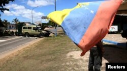 La bandera venezolana en la escena donde los soldados venezolanos abrieron fuego el viernes contra los indígenas cerca de la frontera con Brasil, según miembros de la comunidad, en Kumarakapay.