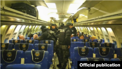 El segundo grupo partió desde el aeropuerto de Tababela de Quito, a La Habana en un Boeing 737 de la Fuerza Aérea Ecuatoriana (FAE). 