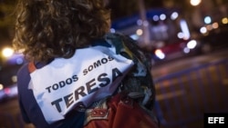 Personal sanitario se concentra en la madrileña calle Génova en apoyo a Teresa Romero, infectada con el virus del ébola.