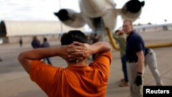 Una deportación aérea ejecutada por ICE. Foto Archivo REUTERS/Carlos Barria