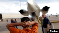 Una deportación aérea ejecutada por ICE. (REUTERS/Carlos Barria).