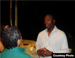 Joe Logan conversa con un admirador en La Habana, Cuba.