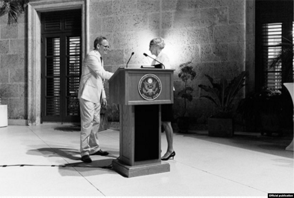 Jeffrey DeLaurentis presenta a la primera dama Georganne Nixon en una recepción en la residencia, en marzo de 2015.