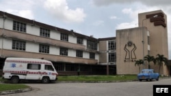 Aspecto de la fachada del hospital provincial Arnaldo Milián Castro, de la ciudad de Santa Clara (Cuba).