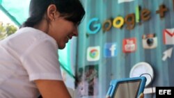  Una joven en el primer centro tecnológico de Google en Cuba, instalado en el estudio de "Kcho".
