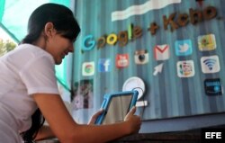 Una joven en el primer centro tecnológico de Google en Cuba, instalado en el estudio de "Kcho".