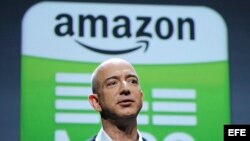 Archivo - El fundador y consejero delegado de la tienda por internet Amazon, Jeff Bezos, presenta la nueva tableta electrónica "Kindle Fire".