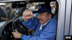 Daniel Ortega saluda a simpatizantes del partido Frente Sandinista de Liberación Nacional (FSLN)