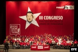 El presidente venezolano, Nicolás Maduro (c), acompañado por el presidente de la Asamblea Nacional, Diosdado Cabello (c-i), y la dirigente del Partido Socialista de Venezuela, Maria Cristina Iglesias (c-d) aguardan para dar comienzo al III congreso del PS
