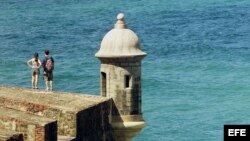 Turistas visitan la fortificación española de San Felipe del Morro de la ciudad amurallada de San Juan, Puerto Rico.