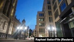 El edificio Rolls (derecha), donde tiene su sede el Tribunal Superior de Gran Bretaña, en Londres. (REUTERS/Raphael Satter/File)