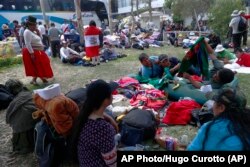 Manifestantes de otras localidades llegan a Lima, Peú, y acampan en la plaza de la Universidad de San Marcos