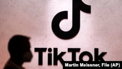 El logo de TikTok en una exhibición de videojuegos en Colonia, Alemania. (AP/Martin Meissner, File)